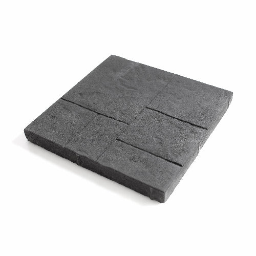 Närbild av antracitfärgad Solitudplatta från S:T Eriks, med färre fogar för enklare underhåll och stilrent utseende. Storleken är 400x400x40 mm. Stengrossen säljer produkten.