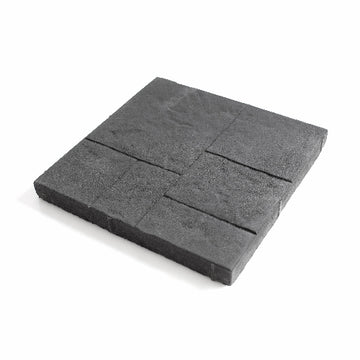 Närbild av antracitfärgad Solitudplatta från S:T Eriks, med färre fogar för enklare underhåll och stilrent utseende. Storleken är 400x400x40 mm. Stengrossen säljer produkten.