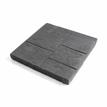 Närbild av antracitfärgad Solitudplatta från S:T Eriks, med färre fogar för enklare underhåll och stilrent utseende. En fin betongplatta. Storleken är 400x400x60 mm. Stengrossen säljer produkten.