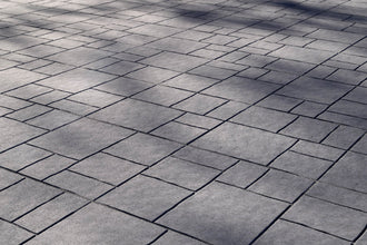 Antracitfärgad Solitud-platta från S:T Eriks med innovativ design som efterliknar flera format, men med enkel läggning. Stengrossen säljer produkten.
