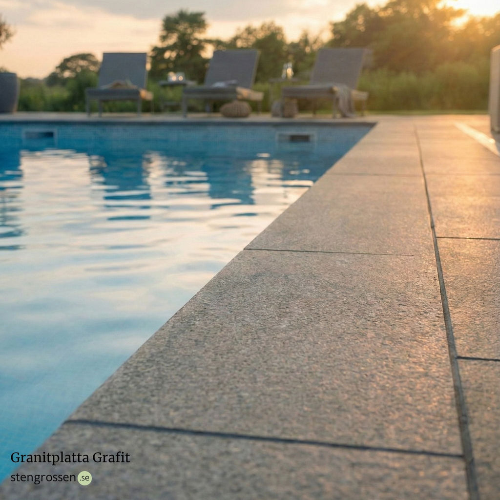 Grafitgrå granitplattor 60x30x3 cm lagda runt pool i nordisk utemiljö med rena linjer, Stengrossen säljer produkten.