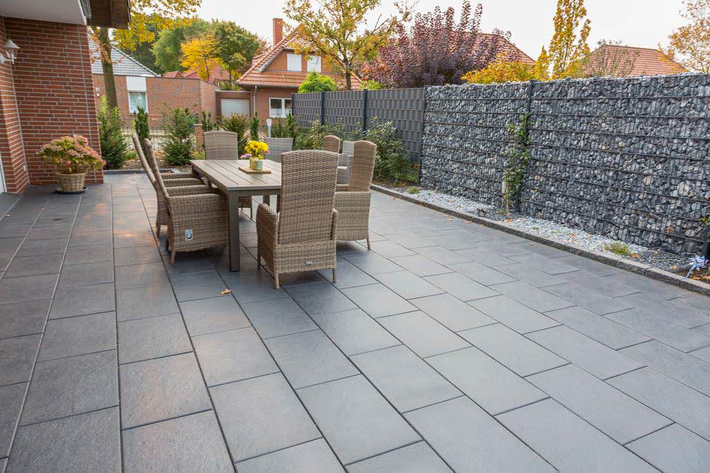 Monterad Gerlux-platta från S:T Eriks med elegant yta, perfekt för att skapa en stilren utomhusmiljö. Plattan är svart och har storleken 400x600x45 mm. Stengrossen säljer produkten.