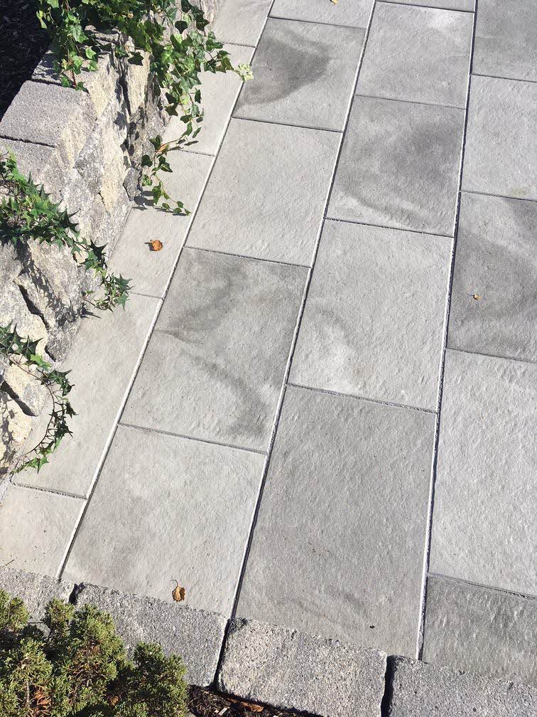 Gråmelerad Gerlux-platta från S:T Eriks med behaglig struktur och lättskött yta. Idealisk för gångar och uteplatser. Plattan är impregnerad. Storleken är 400x600x45 mm. Stengrossen säljer produkten.