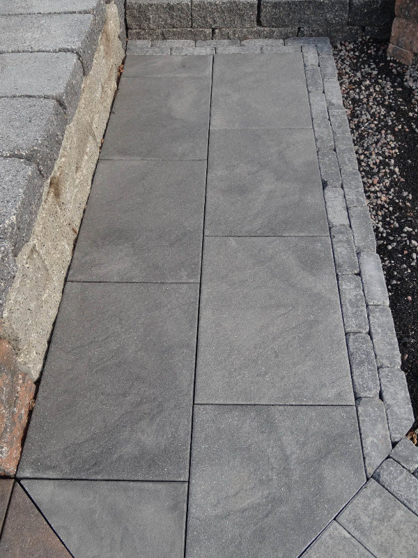 Strukturerad och melerad Gerlo-platta från S:T Eriks med robust design, perfekt för estetiska gångytor. Storleken är 400x600x45 mm. Stengrossen säljer produkten.