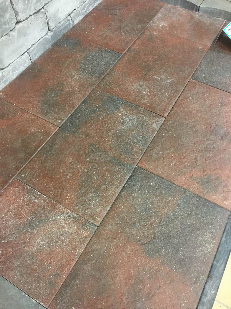 Röd-svart Gerlo-platta från S:T Eriks med strukturerad och melerad yta. Ger en unik och livfull karaktär till uteplatser och gångar. Storleken på stenplattan är 400x600x45 mm. Stengrossen säljer produkten.