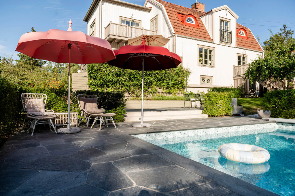 Exklusivt poolområde i Stocksund med svensk skiffer från Offerdal, lagd i oregelbundet mönster – Stengrossen säljer produkten