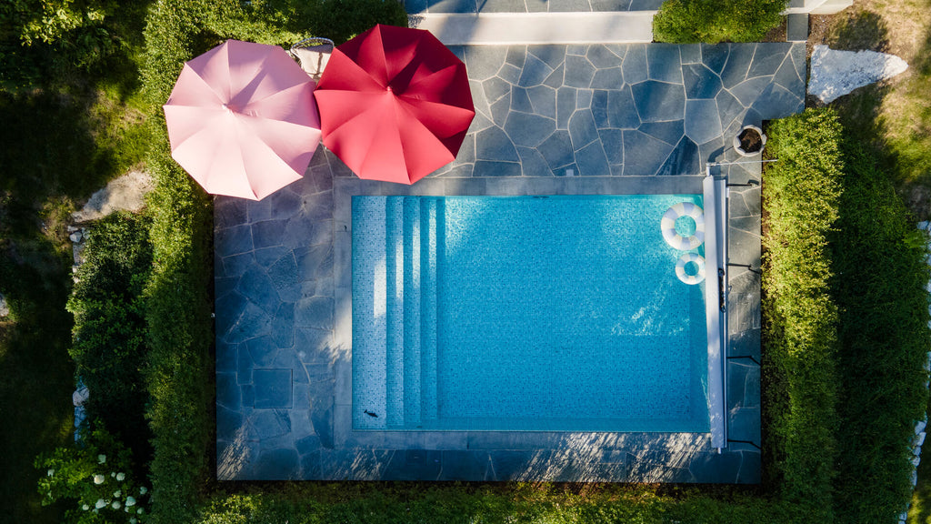 Grå Offerdalsskiffer ramar in poolen i Stocksund, granne med Djursholm – Stengrossen säljer produkten