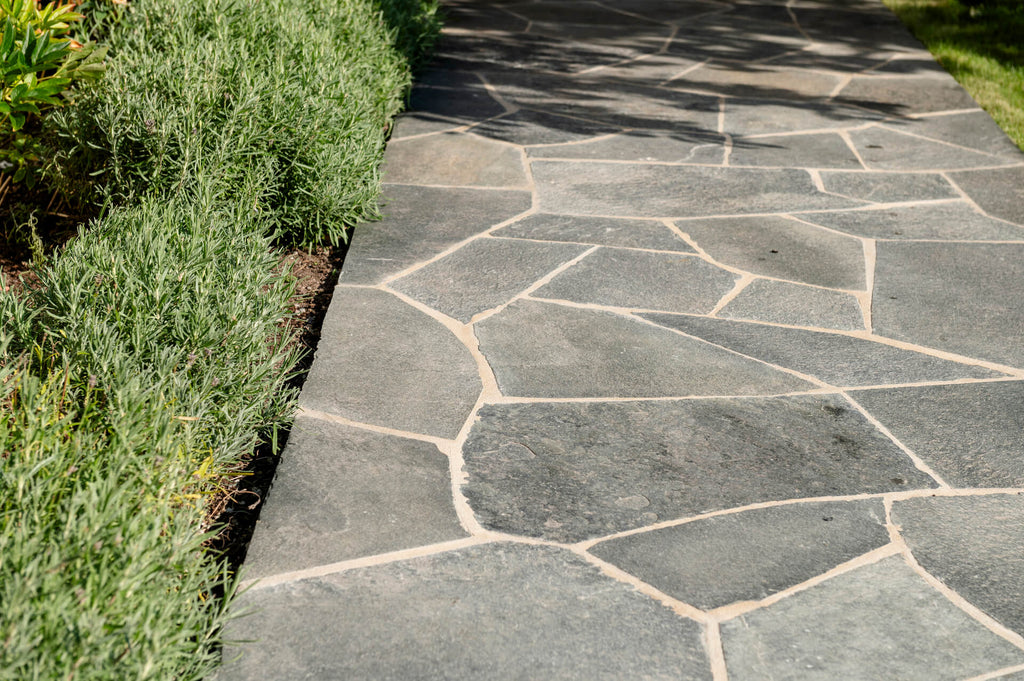 Grå Offerdalsskiffer i harmonisk trädgårdsmiljö vid uteplats i Stocksund – Stengrossen säljer produkten