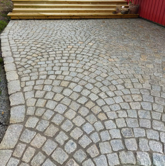 Smågatsten i svensk granit från Bohuslän. Fogad med hårdfog från PCI. Produktnamn Pavifix 1K Extra. Färgen kallas för Grå Bohus. I bakgrunden är det en trappa i trä. Säljs av Stengrossen.se