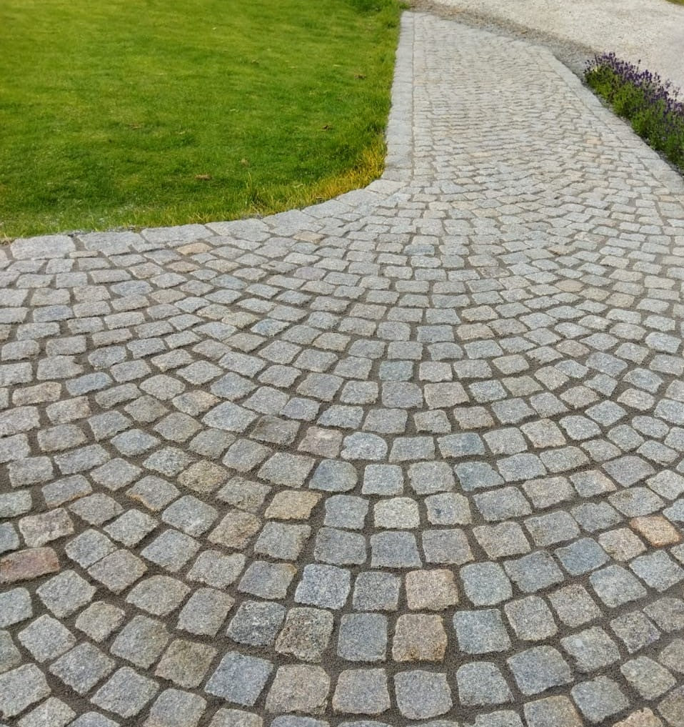 Svenska storgatsten som används som ram till sättning av smågatsten Fogad med en hårdfog från PCI Pavifix 1K Extra, Grå. Färgen på gatstenen kallas Grå Bohus. Säljs av Stengrossen.se