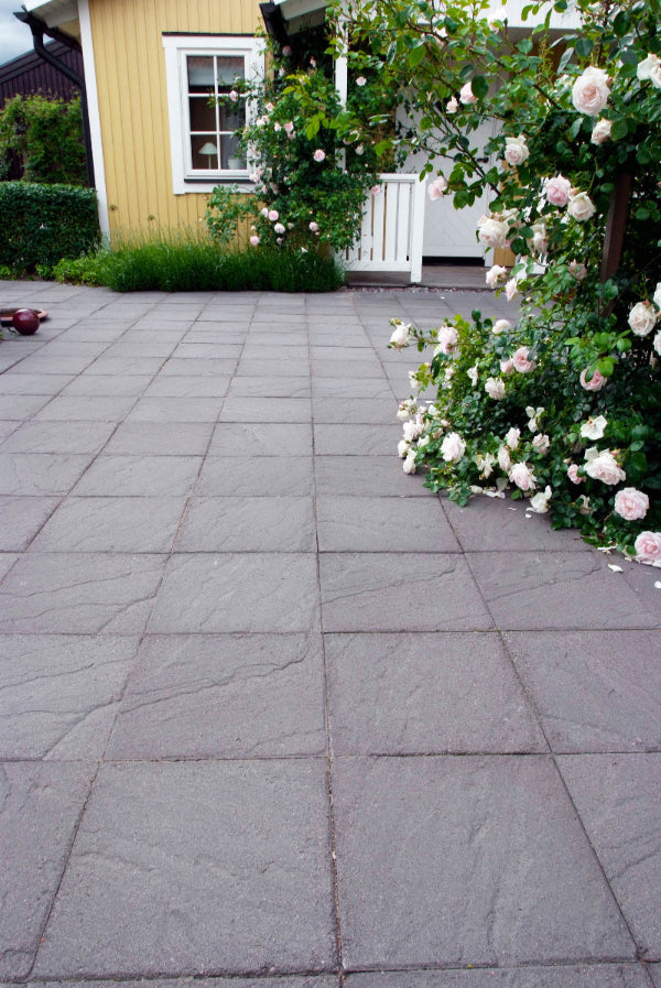 Structura-platta "Lava" från S:T Eriks, med en skifferliknande struktur och en djup antracitfärg. Perfekt för stilrena gångytor och entréer. Stengrossen säljer produkten.