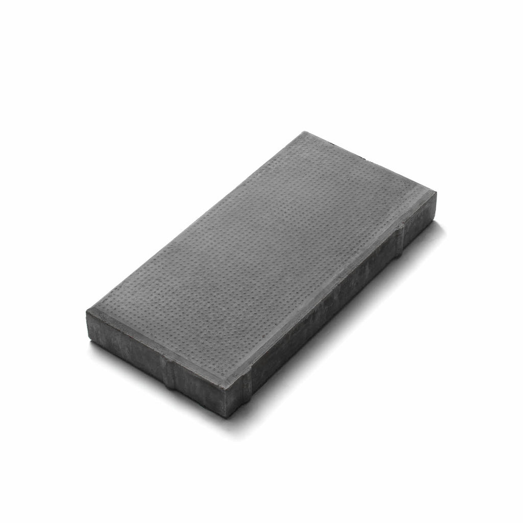 Svart Superplatta i betong med tät struktur och modern karaktär. Stengrossen säljer produkten. Storleken är 150x350x50 mm. Tillverkad av S:T Eriks och säljs av Stengrossen.