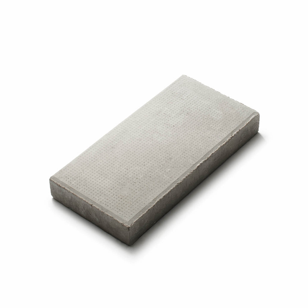 Superplattan från S:T Eriks – stark och elegant betongplatta säljs av Stengrossen. Färgen är Naturgrå och storleken är 1750x350x50 mm