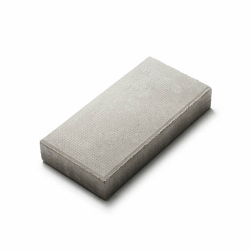 Superplattan i färgen Naturgrå med slät yta och elegant design för gångar, uppfarter och torg. Stengrossen säljer produkten.