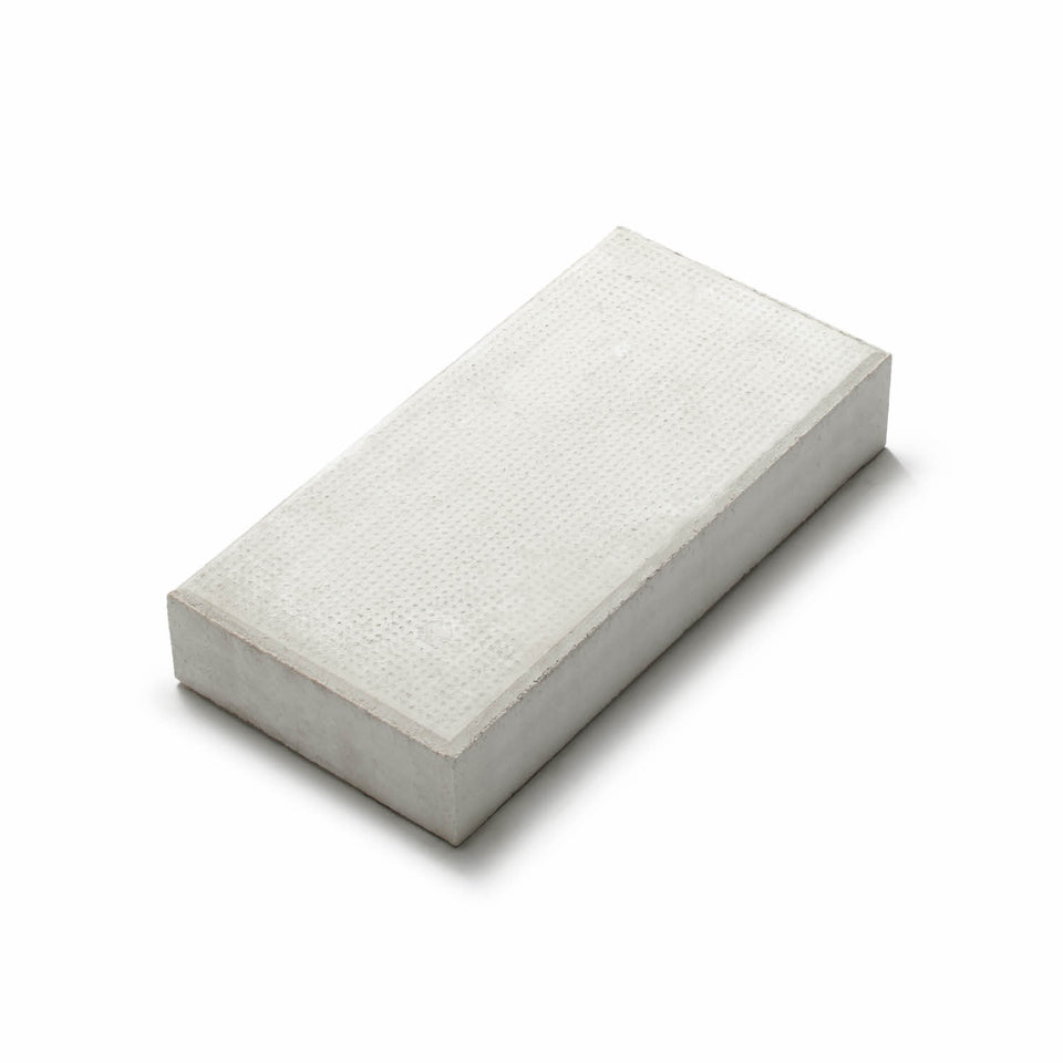 Superplattan i färgen vit super med slät yta och elegant design för gångar, uppfarter och torg. Stengrossen säljer produkten.