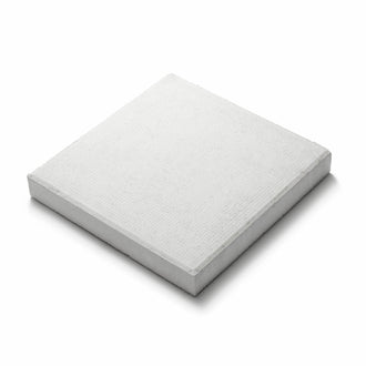 En stenplatta från tillverkaren S:T Eriks som kallas för Superplattan. Denna platta är av kulören Super Vit. Storleken är 350x350x50 mm. Säljs av Stengrossen