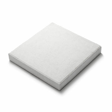 En stenplatta från tillverkaren S:T Eriks som kallas för Superplattan. Denna platta är av kulören Super Vit. Storleken är 350x350x50 mm. Säljs av Stengrossen