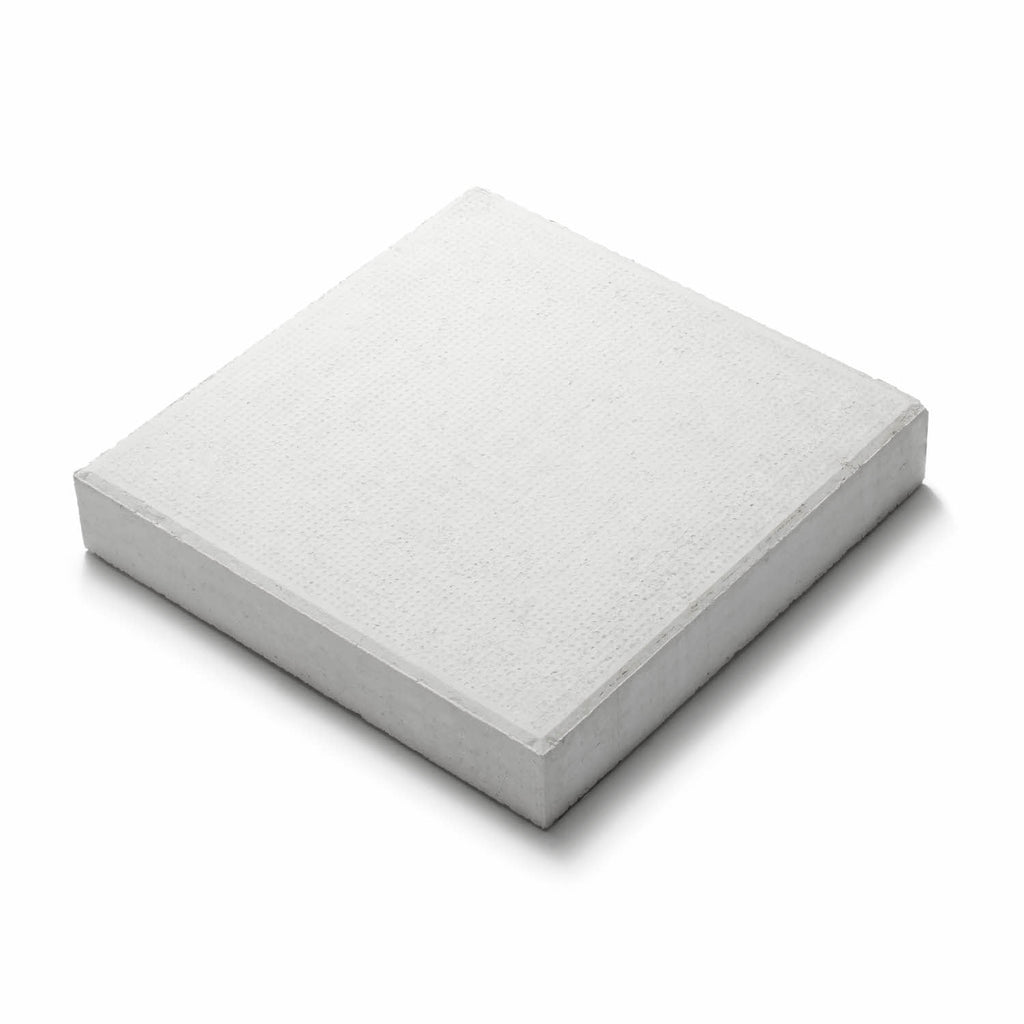 Superplattan i färgen Super vit från betongtillverkaren S:T Eriks. Måtten är 350x350x65 mm. Säljs av Stengrossen