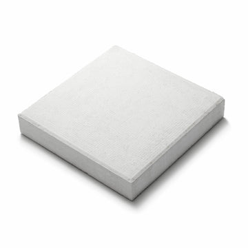 Superplattan i färgen Super vit från betongtillverkaren S:T Eriks. Måtten är 350x350x65 mm. Säljs av Stengrossen