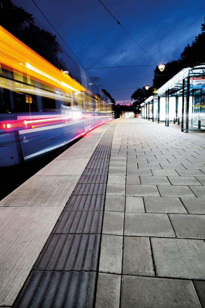 Superplattan i grå nyans lagd på ett torg med jämn och elegant yta som skapar ett stilrent helhetsintryck. Stengrossen säljer produkten och den tillverkas av S:T Eriks.