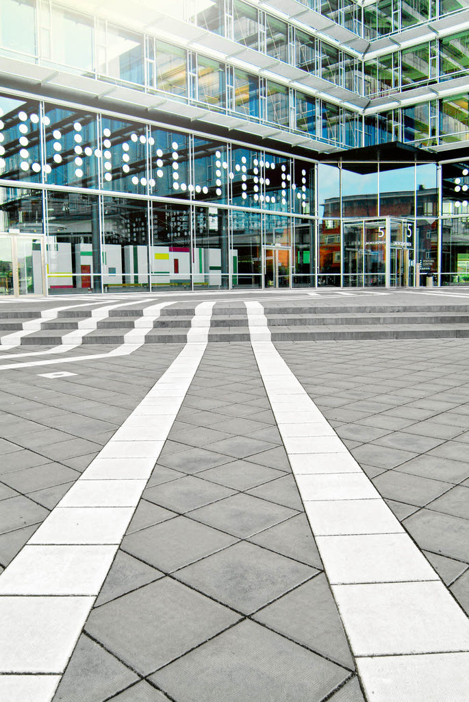 Superplattan i färgen vit super med slät yta och elegant design för gångar, uppfarter och torg. Tillverkad av S:T Eriks. Stengrossen säljer produkten.