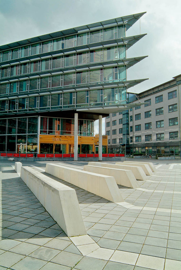 Superplattan i naturgrå och vit super, vackert kombinerade på ett torg för att ge en levande yta med både ljusa och naturliga toner. Stengrossen säljer produkten. Tillverkad av S:T Eriks.