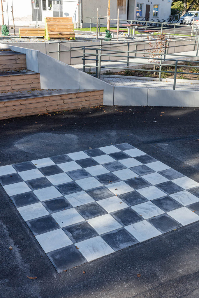 Frilagd Superplattan i vit super och svart kombination, med kontrasterande färger och exklusiv struktur som skapar ett stilrent torggolv. Tillverkad av S:T Eriks. Stengrossen säljer produkten.