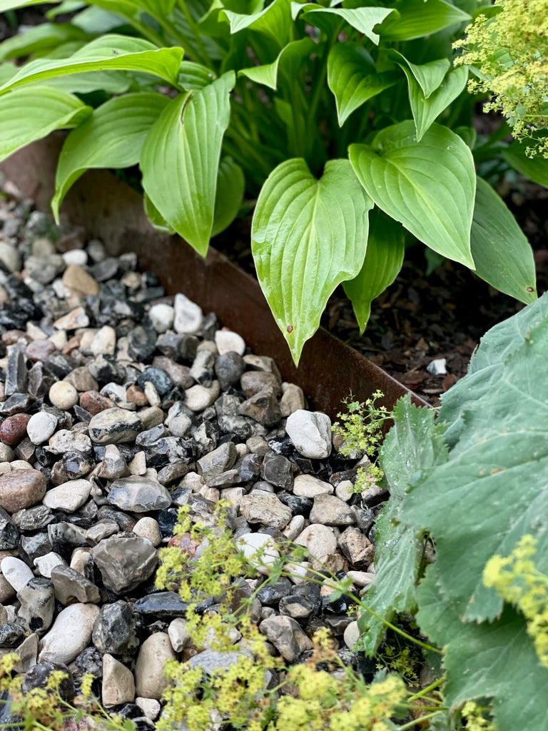 Dekorativ svartvit sjösten som lyfter trädgårdens uttryck tillsammans med cortenplåt och grönska. Stengrossen säljer produkten