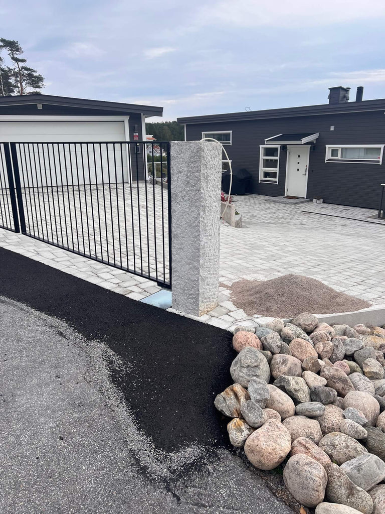 Granitstolpe 170x30x30 cm sedd från sidan med elkabel som kommer upp ur förborrat hål för montering av lampa ovanpå, Stengrossen säljer produkten