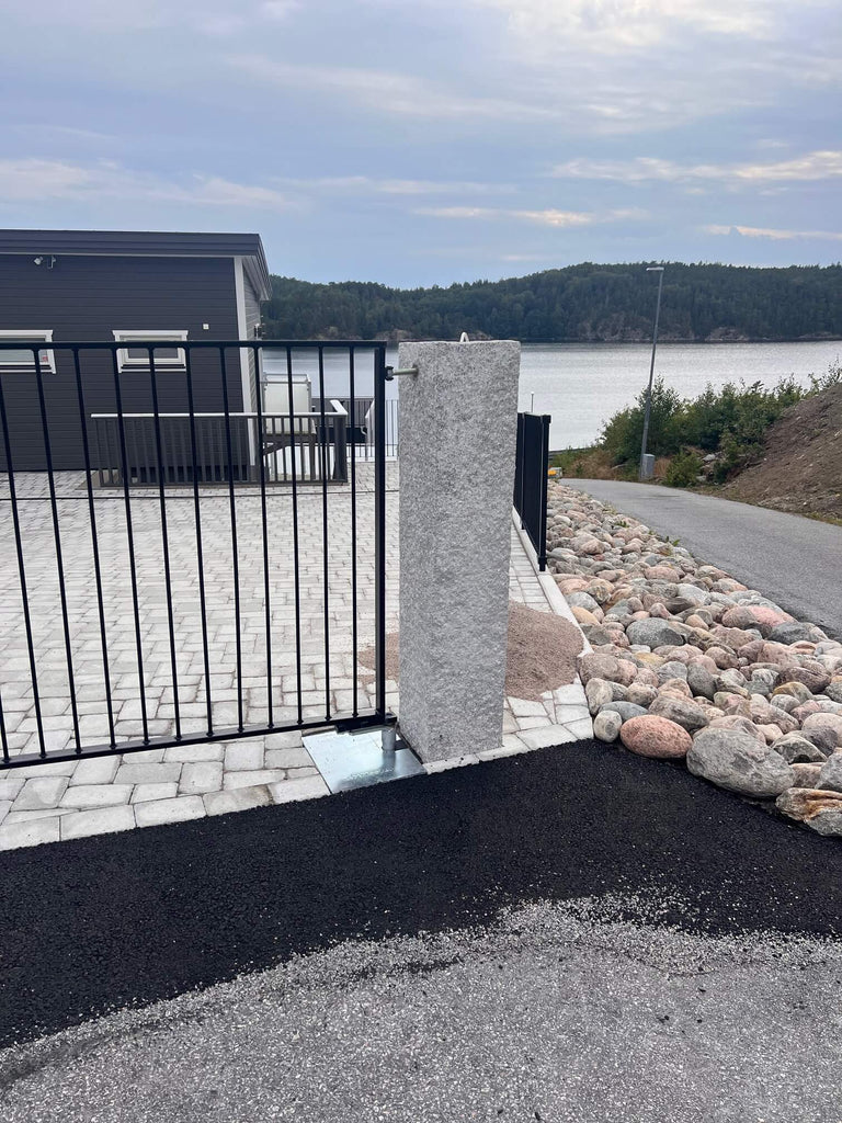 Närbild på granitstolpe 170x30x30 cm med borrat hål genom mitten och synlig elkabel för anslutning av belysning ovanpå, Stengrossen säljer produkten