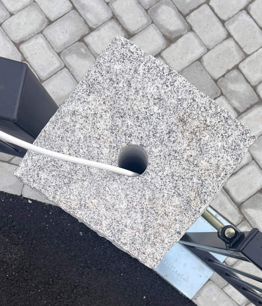 Granitstolpe 170x30x30 cm sedd ovanifrån med förborrat hål på 50 mm i diameter för montering av belysning, Stengrossen säljer produkten