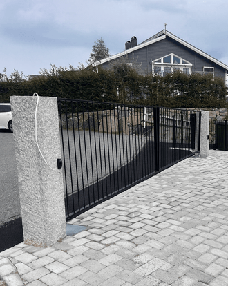 Två granitstolpar med måtten 170x30x30 cm och borrade hål för montering av lampor ovanpå, Stengrossen säljer produkten.