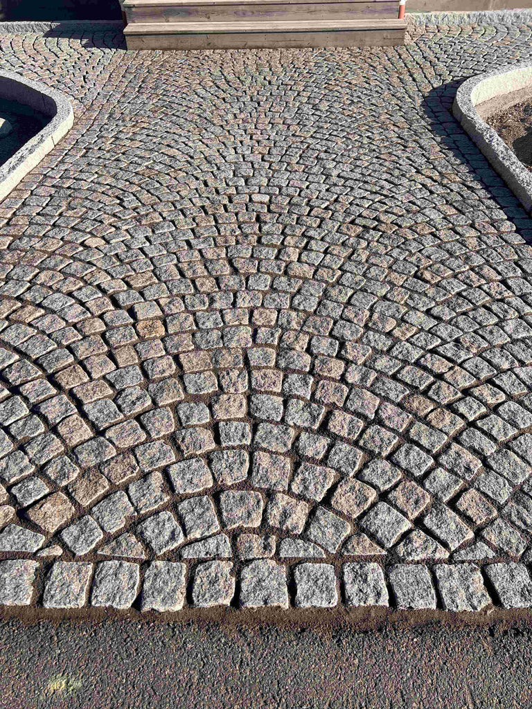 Gatsten, även kallad knott och smågatsten. Tillverkad i Sverige. Färgen är Grå Bohus. Gatstenen är lagd i bågmönster och är fogad med en hårdfog som heter Pavifix 1K Extra. Säljs av Stengrossen.se