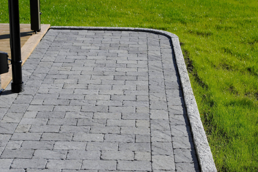 Elegant granitkantsten, perfekt för att avgränsa trädgårdsytor. Kantstenen separerar marksten från gräsmatta. Säljs av Stengrossen.se