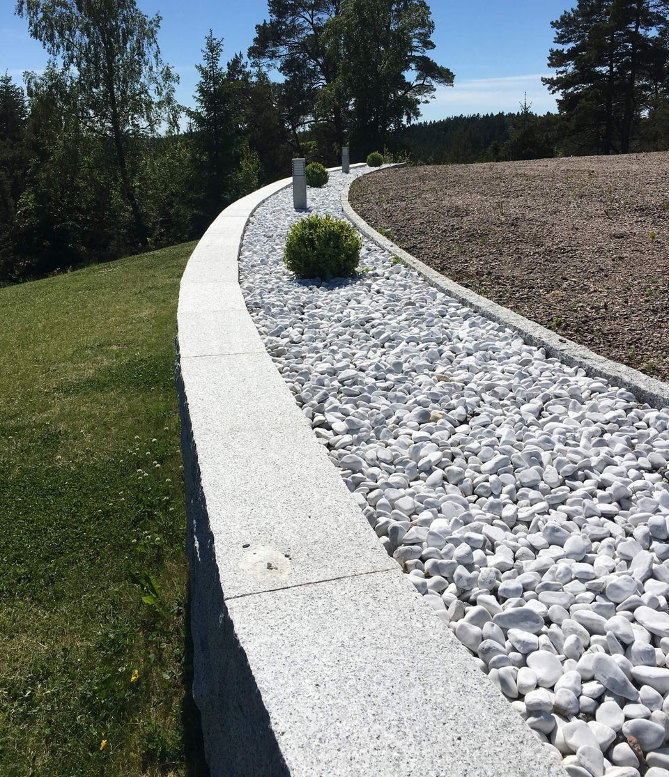 Krönplatta i granit. 60x25x6 cm. Grå. Stengrossen