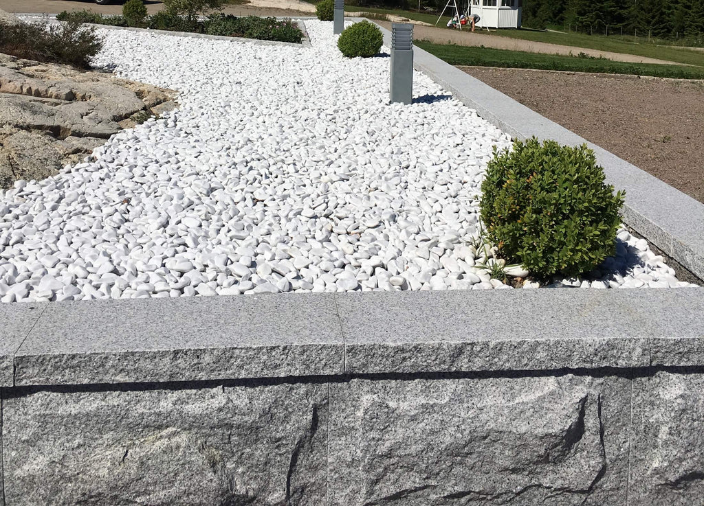 Avtäckning i granit. 60x25x6 cm. råkilad och flammad. Grå. Stengrossen