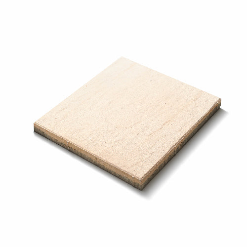 Närbild av Chateau-platta i Desert från S:T Eriks, med en ytstruktur som påminner om sandsten och skiffer. Stengrossen säljer produkten.