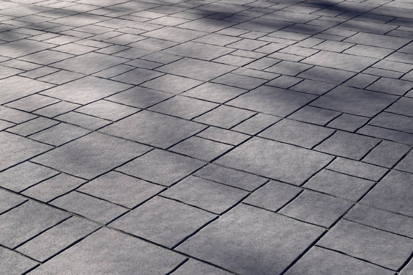 Antracitfärgad Solitudplatta från S:T Eriks med innovativ design som efterliknar flera format, men med enkel läggning. Stengrossen säljer produkten.