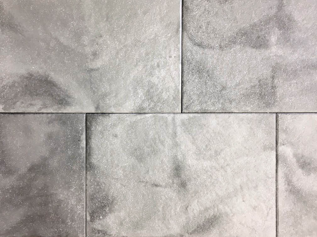 Närbild av Gerlux-platta från S:T Eriks, designad för att ge en stilren och modern uteplats. Plattan är impregnerad vilket innebär att den är mindra känslig för smuts och spill av vätskor. Storleken är 400x600x45 mm. Stengrossen säljer produkten.