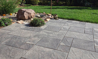 Gerlo-plattor från S:T Eriks lagda i ett stilrent mönster, skapade för att ge en exklusiv känsla i trädgården. Storleken på dessa betongplattor är 400x600x45 mm. Stengrossen säljer produkten.