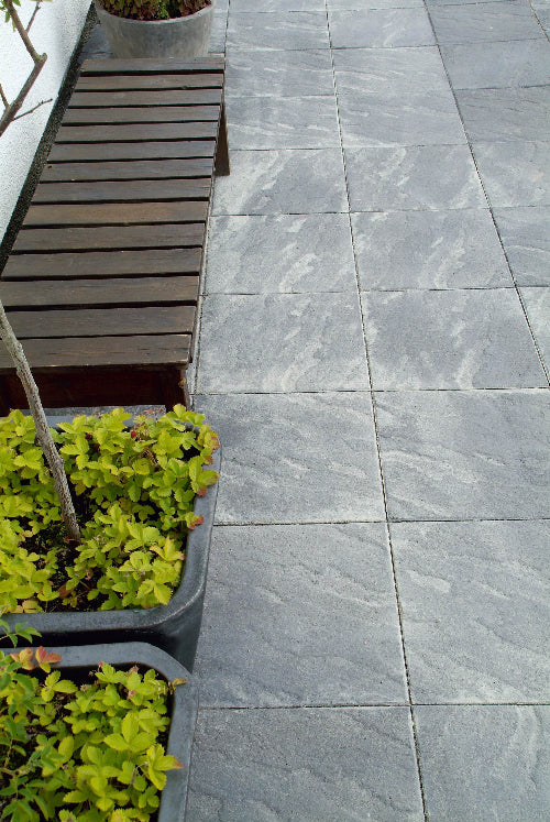 Elegant Structura-platta kallad Lava från S:T Eriks, designad för att ge en modern och exklusiv känsla på uteplatser och gångstigar. Stengrossen säljer produkten.