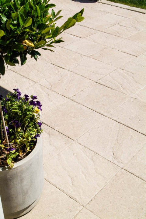 Structura-platta i Havanna från S:T Eriks, med en skifferliknande struktur och en varm blandning av beige och sandfärg. Perfekt för stilrena gångytor. Stengrossen säljer produkten.