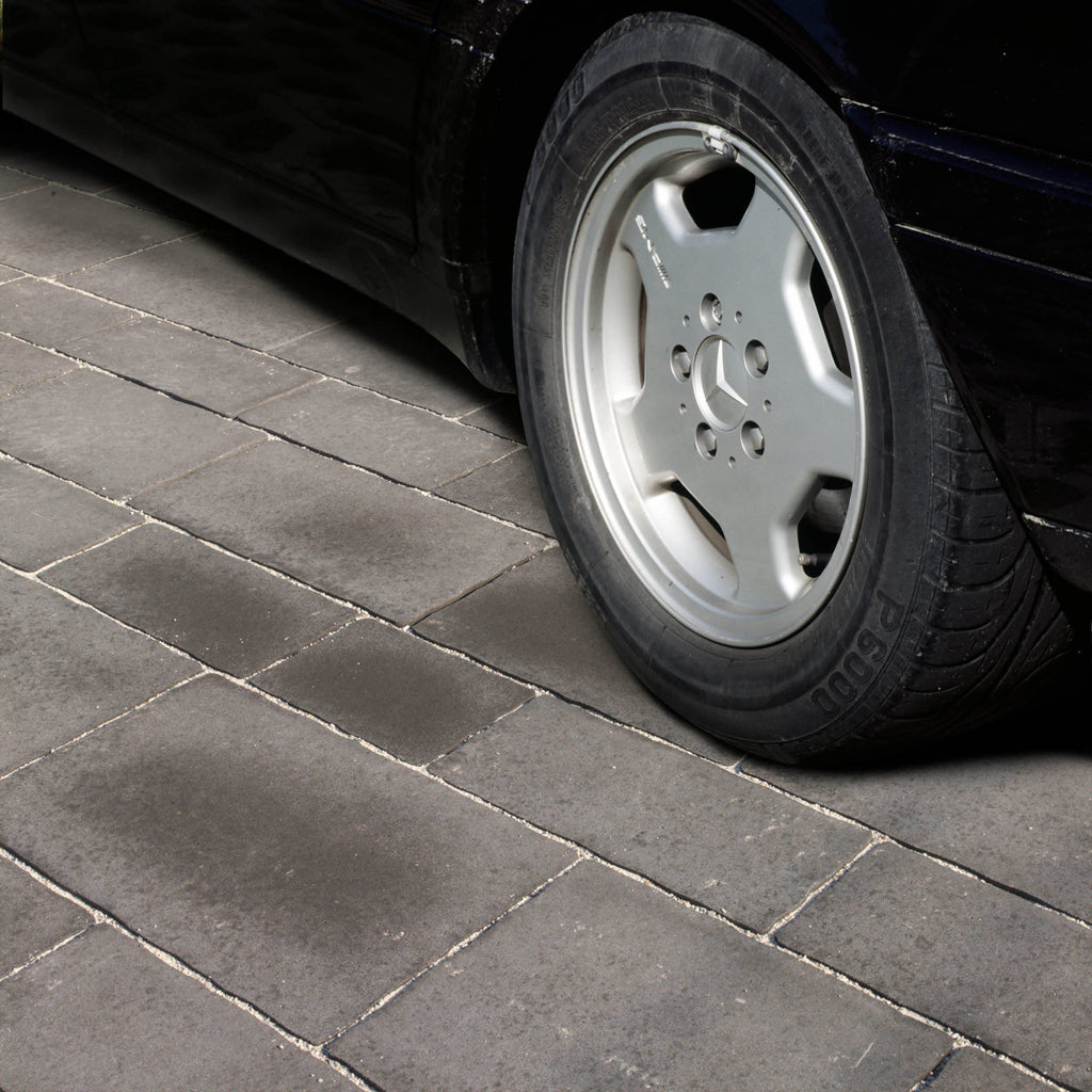 Cirkus marksten från S:T Eriks med sju storlekar för flexibla mönster. Perfekt för att skapa en naturlig och tidlös yta. Färgen är antracit och storleken är 800x1200x60 mm. Säljs hos Stengrossen!