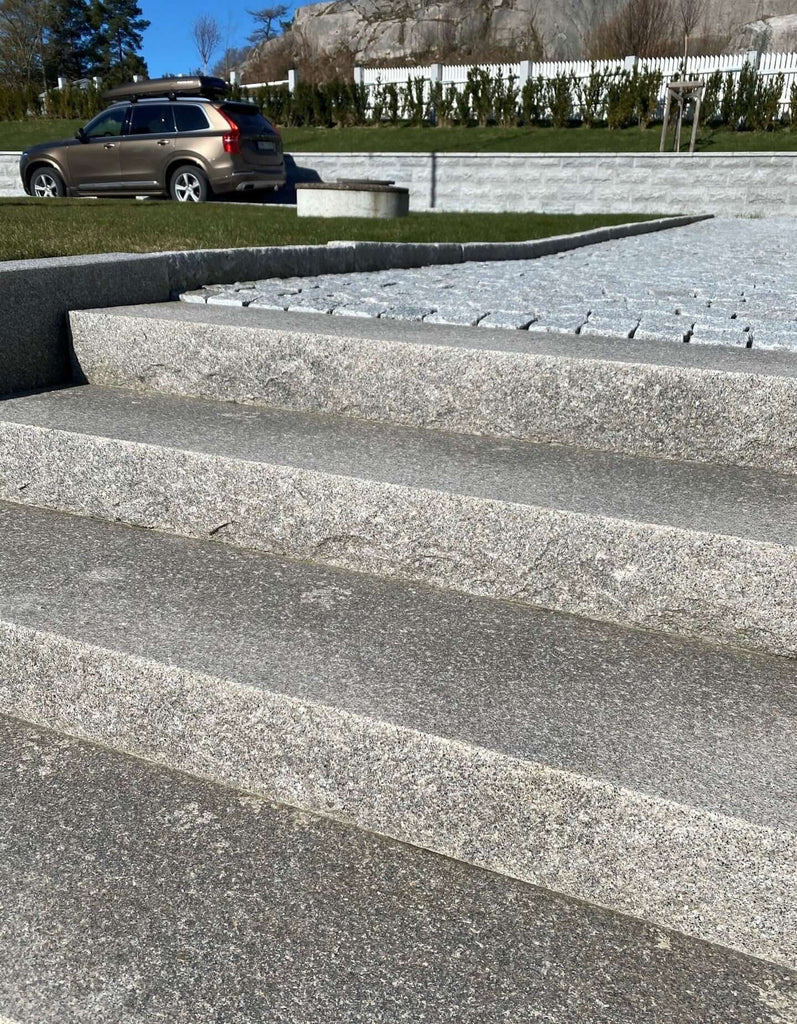 Portugisiska trappsteg i granit, perfekta för att bygga robusta och tidlösa trappor. Stengrossen säljer produkten.