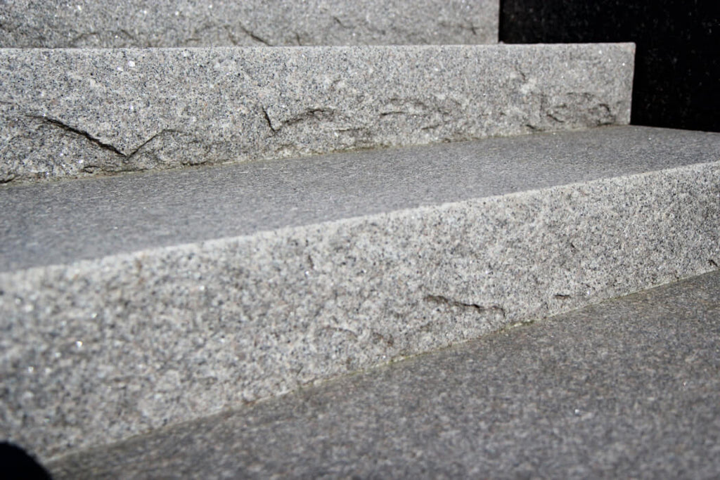 Råkilad framsida å ett trappsteg i granit. Trappstegen kallas för blocksteg av branschfolk. Säljs av Stengrossen.se 