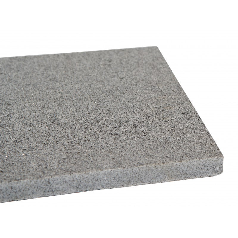 In zoomad bild på en platta i granit. Färgen är grafit. Stensort G654. Storleken är 60x30x3 cm. Säljs av Stengrossen.se