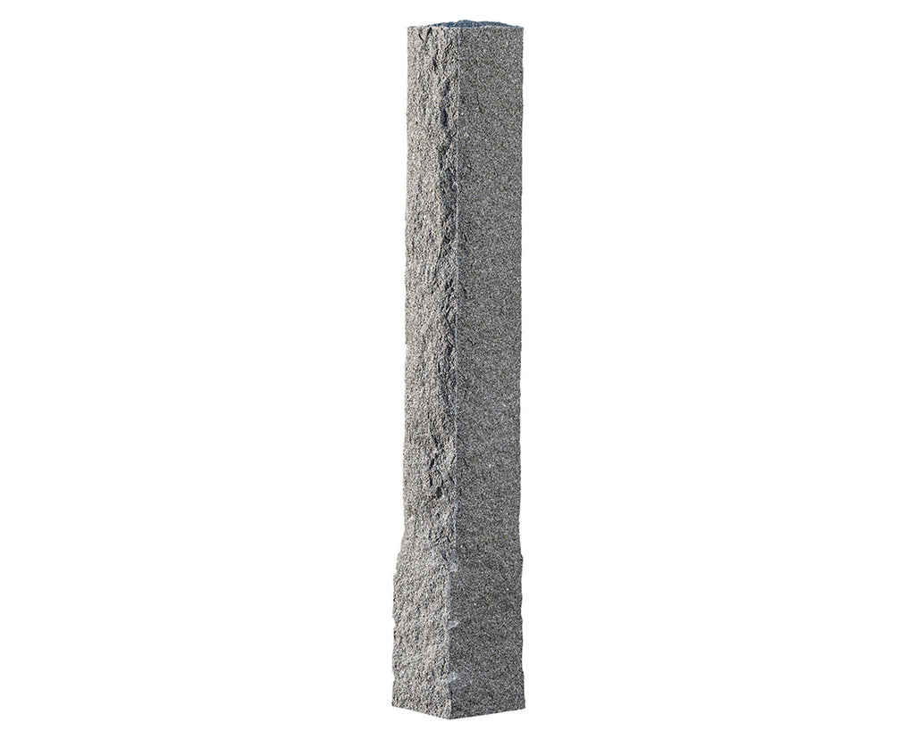 Grå stolpe i svensk granit. 130x25x25 cm. Råkilad. 