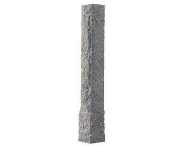 Grå stolpe i svensk granit. 130x25x25 cm. Råkilad. 
