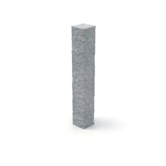 Portugisiska granitstolpar i grå granit med råkilad yta, perfekta för grindar och staket. Stengrossen säljer produkten.