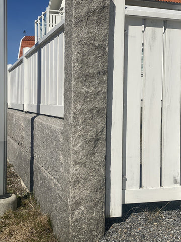 Granitstolpe i Grå Bohus för staket, grindar och murar. Stengrossen säljer produkten.